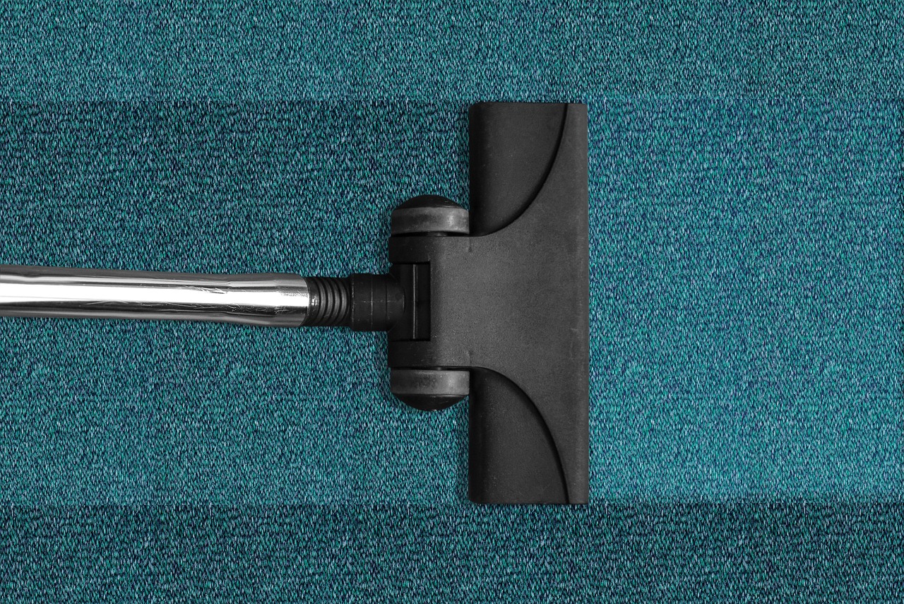 nettoyer gouttière soi-même : guide pratique pour un entretien efficace service professionnel de nettoyage de gouttières pour protéger votre maison des dégâts d'eau. entretien rapide, efficace et abordable.