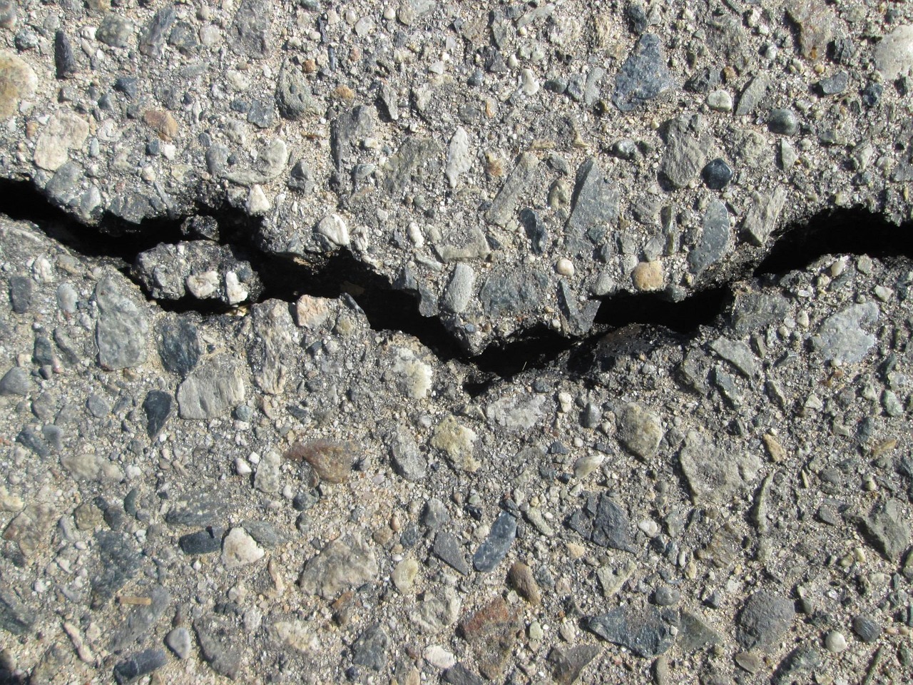 Comment reboucher efficacement une fissure dans un mur extérieur en 2025 réparation de fissures : services professionnels pour restaurer la solidité et l'esthétique de vos surfaces endommagées rapidement et efficacement.