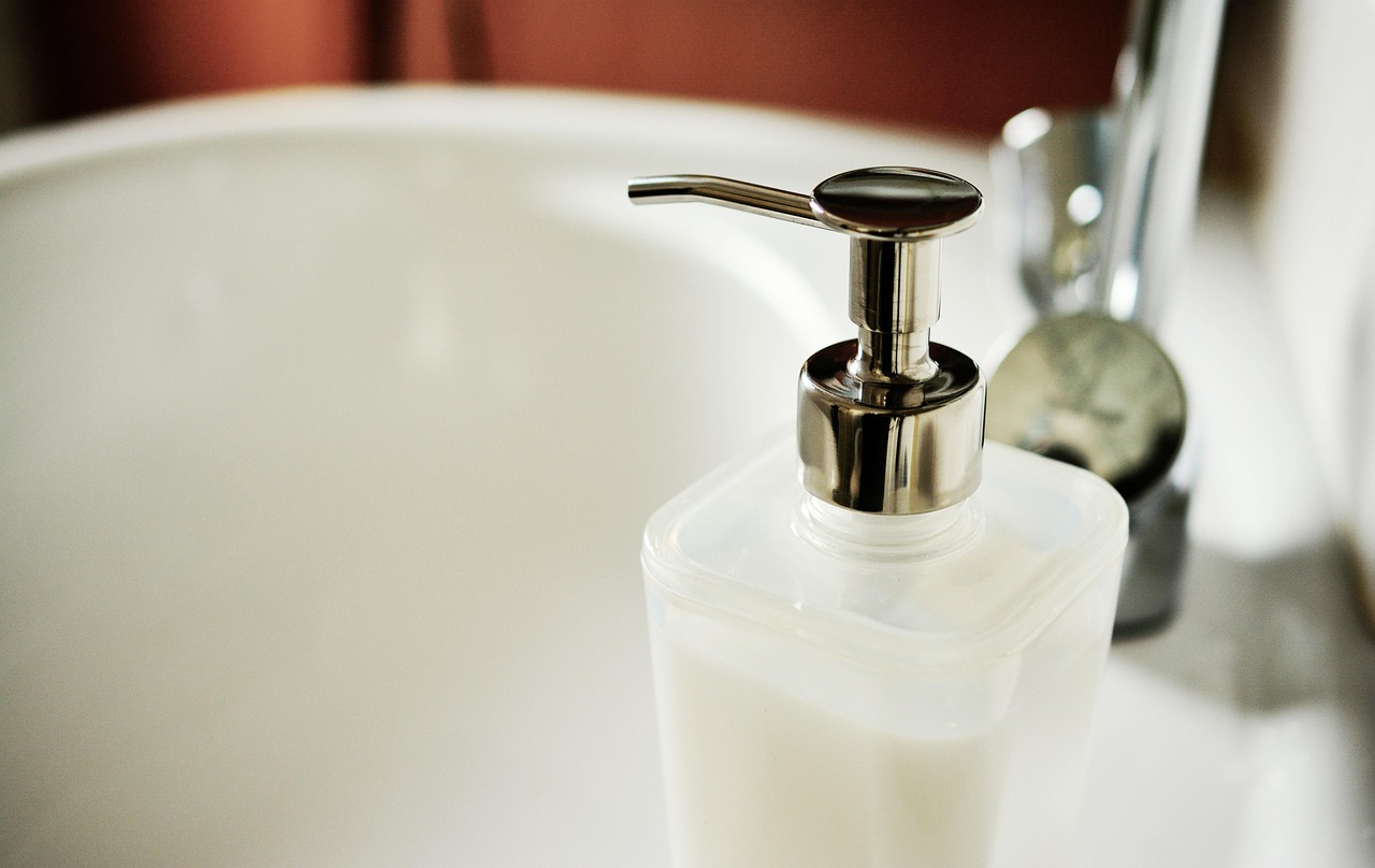 découvrez comment déboucher facilement un évier avec du bicarbonate de soude et du vinaigre, une méthode naturelle et efficace pour éliminer les bouchons sans produits chimiques.